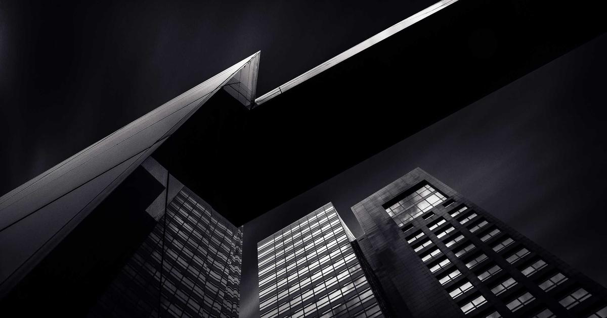 Fotografía abstracta de arquitectura moderna, rascacielos iluminados, concepto de tecnología global y centros de datos