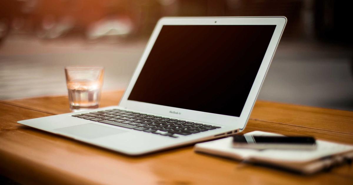 Persona trabajando en facturación y contabilidad en un ordenador portátil
