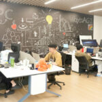 Emprendedores trabajando en una comunidad OPC (One-Person Company) en Suzhou, China, apoyados por inteligencia artificial