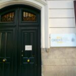 Sede de la AEPD en Madrid con el logotipo y nombre de la agencia visibles en la fachada