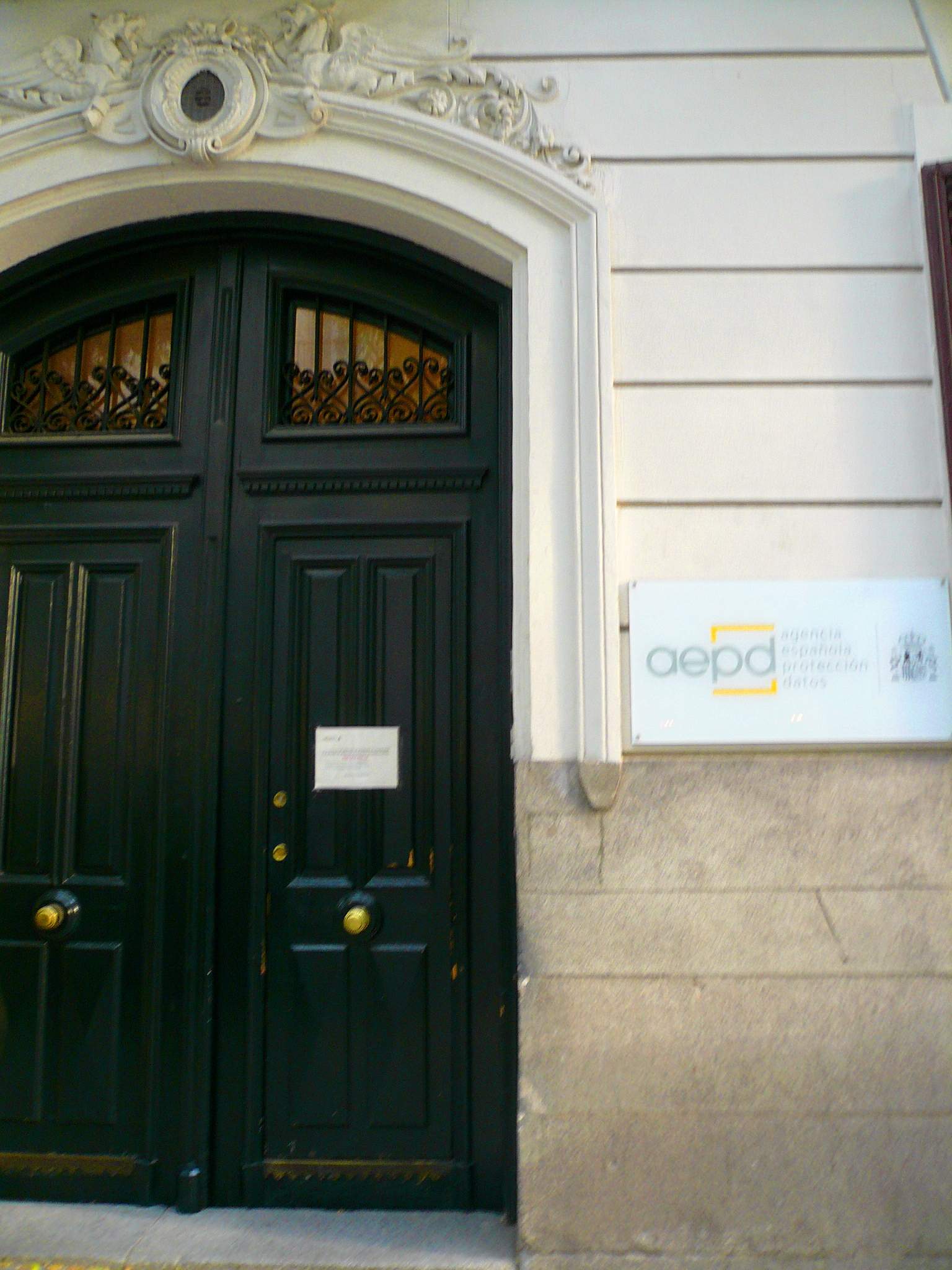 Sede de la AEPD en Madrid con el logotipo y nombre de la agencia visibles en la fachada